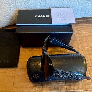 CHANEL Elegant Black Sunglasses